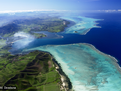 Barrière récifale et lagon La barrière de corail présente de profondes ouvertures (les passes) qui permettent au lagon et à l’océan de communiquer.