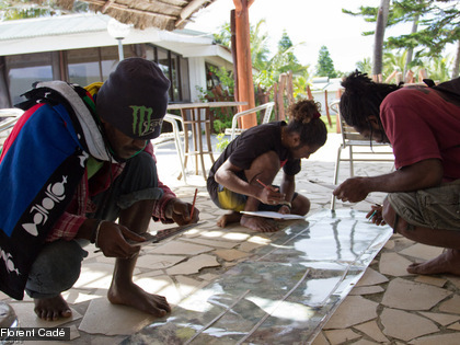 À l'eau pour une deuxième année de suivi à l'île des Pins Les bénévoles sont formés aux méthodes d'identification des espèces témoins de l'état de santé du récif.