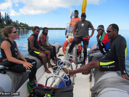 À l'eau pour une deuxième année de suivi à l'île des Pins Départ pour les récifs Daa Kouguié, Daa Yetaii et Kanga Daa.