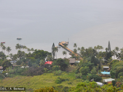 La fête de la baleine 2014 à l'île Ouen Vu aérienne du ponton par lequel tous sont arrivés pour ce long moment de partage.