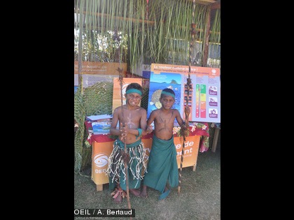 La fête de la baleine 2014 à l'île Ouen En attendant les premiers visiteurs, les jeunes danseurs jouent aux gardiens sur le stand de l'OEIL.