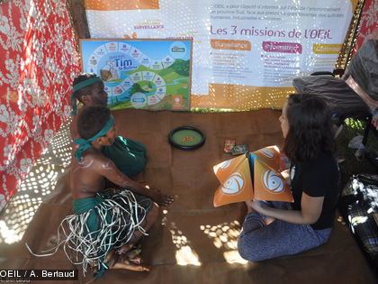 La fête de la baleine 2014 à l'île Ouen Ils entrent finalement vite dans le faré pour jouer aux jeux sur l'environnement proposés par l'OEIL.