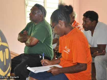Des participants très impliqués Elodie Tikouré, prenant des notes durant la réunion